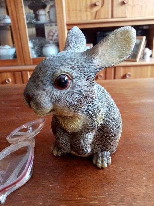 Статуэтка из керамики и фигурка для сада