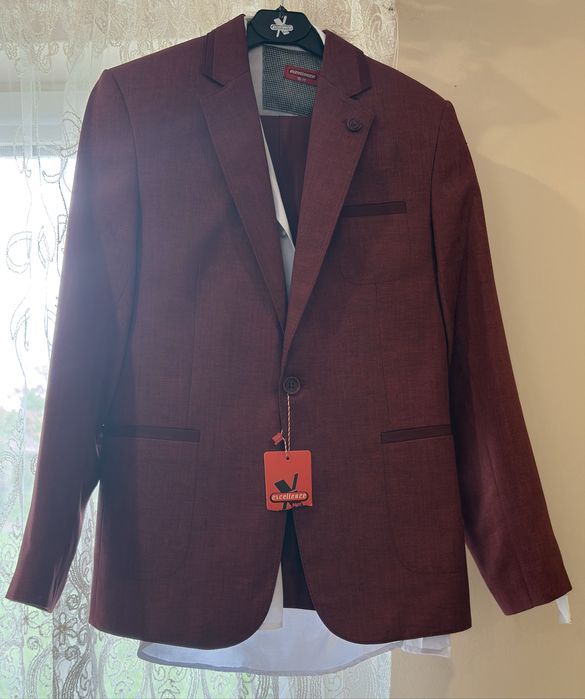 Официален костюм за момче! Неизползван за възраст 10/11 год.