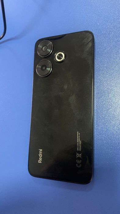 Телефон Redmi в хорошем состоянии.
