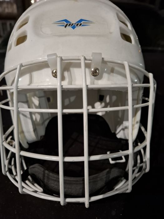 Продам каски для хоккейя