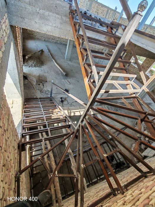 Сварщик работает лестницы навесы перилы zina lesnitsa