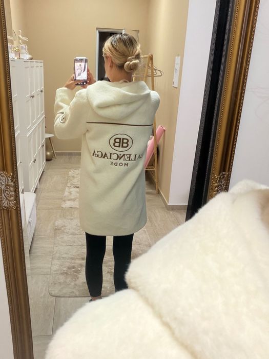 Продавам шуба кремова Balenciaga