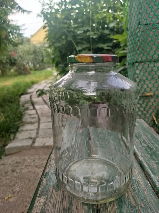 Продам 3 литровые банки Винтовые