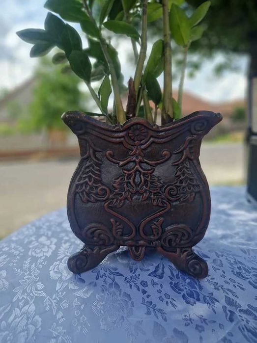 Jardiniera din fonta