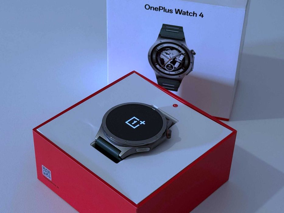 Бартер! НОВ! OnePlus Watch 4 Evergreen Titanium ( Сребрист/металически титаниев корпус )