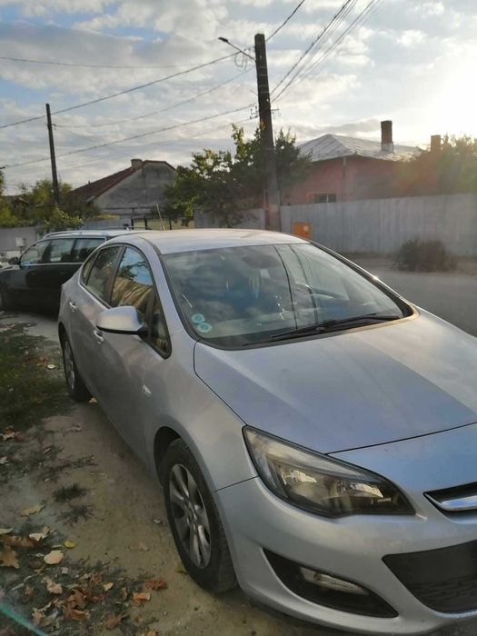 Vând autoturism Opel Astra J