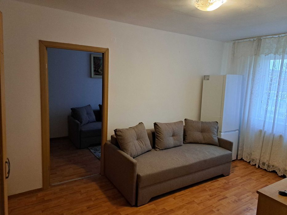 Închiriez apartament cu 2 camere