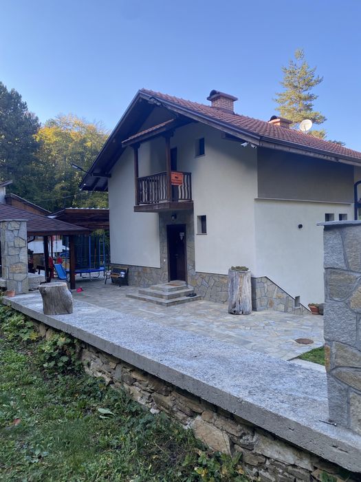 Продавам вила  в село Яврово
