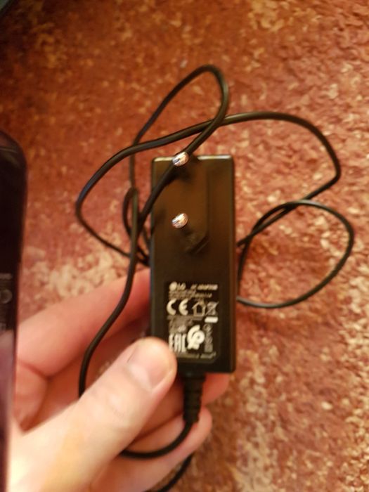 Телевизор LG 28 инча, дефектен екран