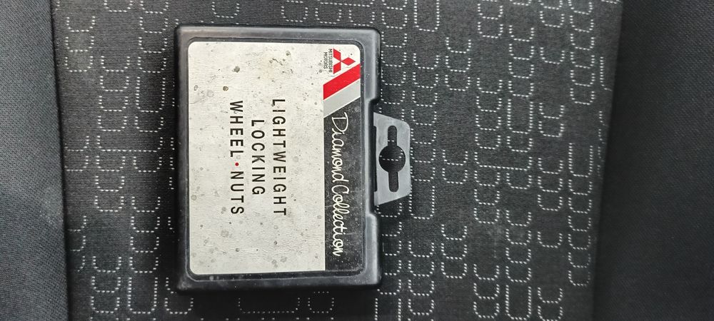 Wheel nuts locking antifurt prezoane roți cârlig podea Mitsubishi Colt