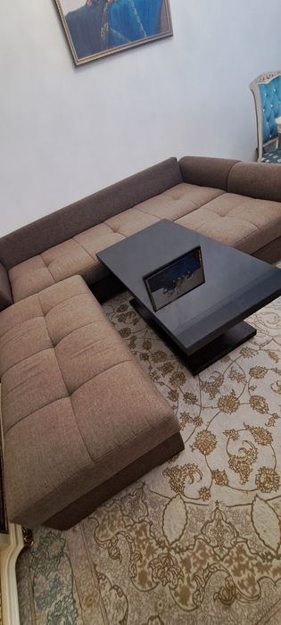 Диван со столом в шикарном состоянии