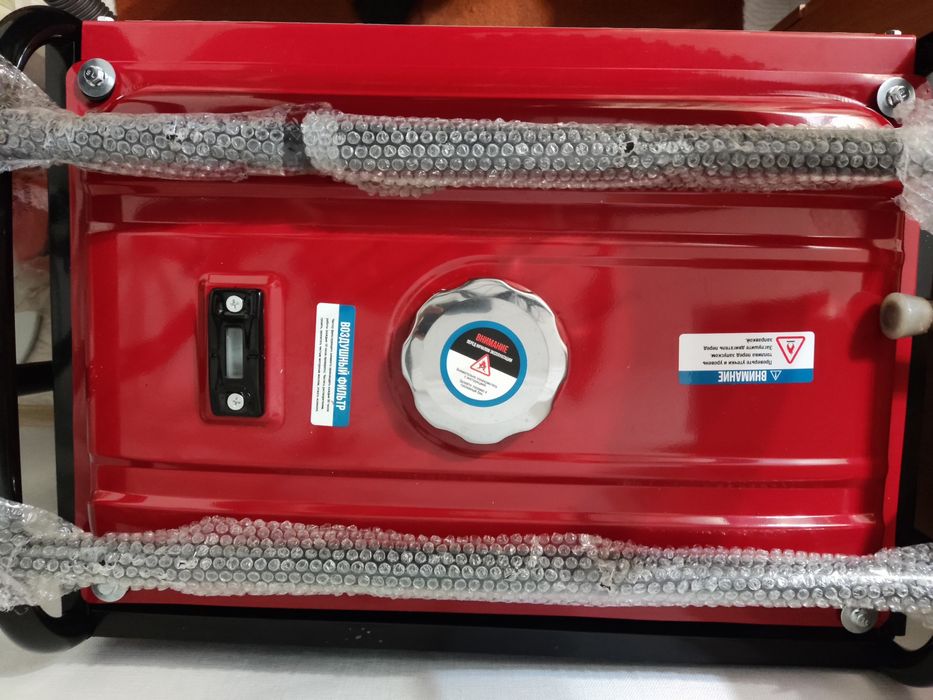 Бензиновый генератор uragan red