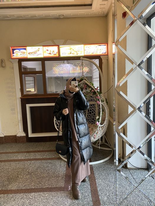 Стильная кожаная куртка.