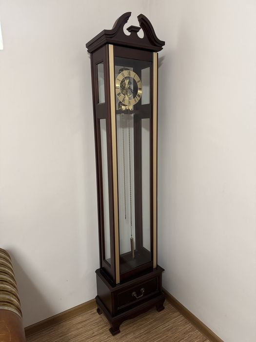 Часы напольные, в отличном состояний