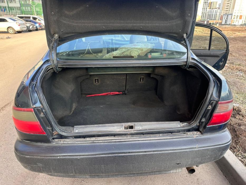 Машина Toyota Carina