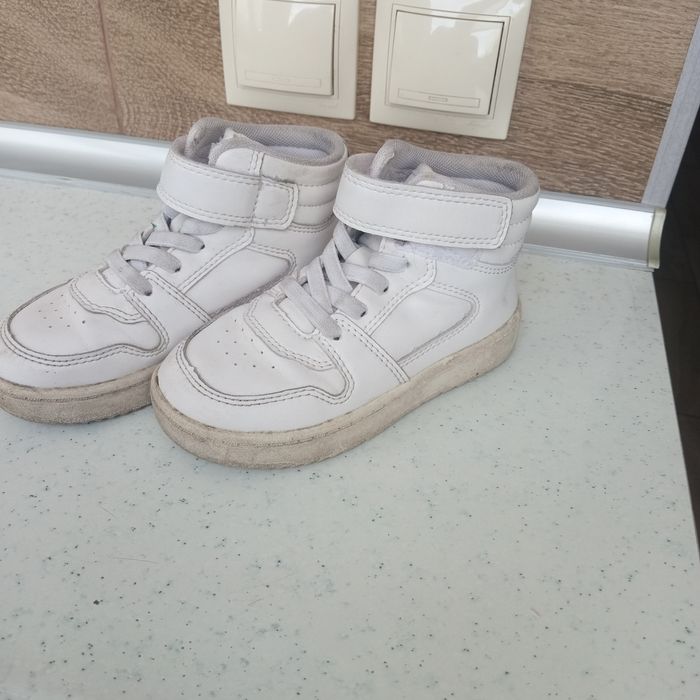 Кроссовки детские продаются