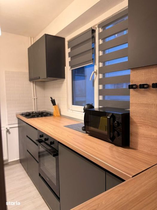 Apartament modern cu doua camere decomandat si loc de parcare, piata P