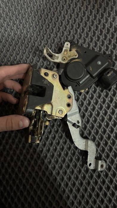 Замок левой двери Тойота