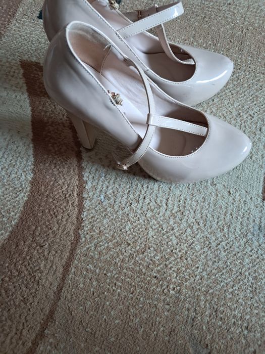 Ayollar tuflisi sotiladi