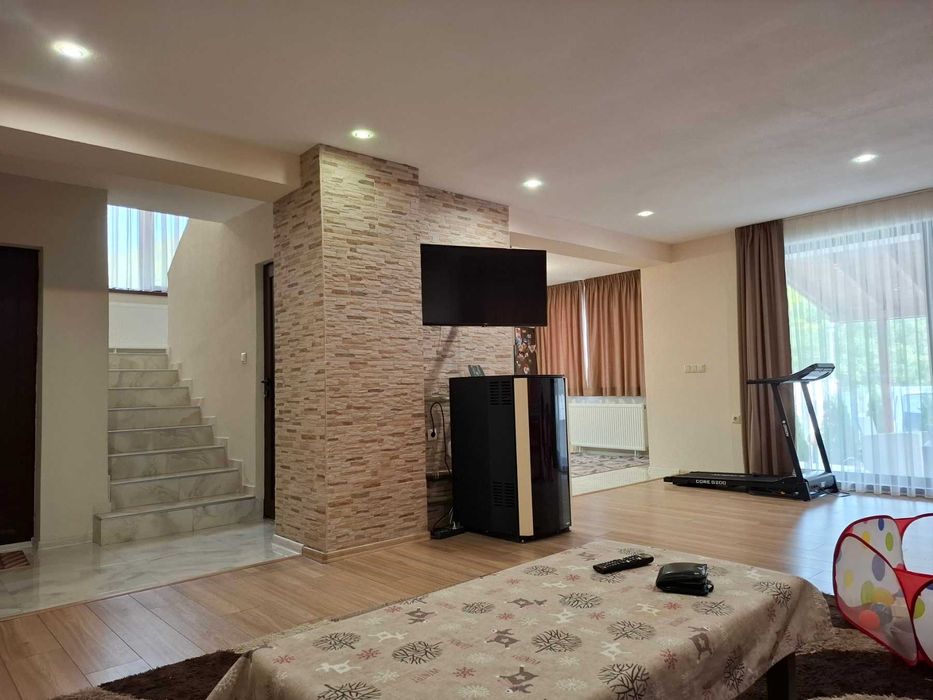 Очарователна, напълно обзаведена къща за продажба с три спални.