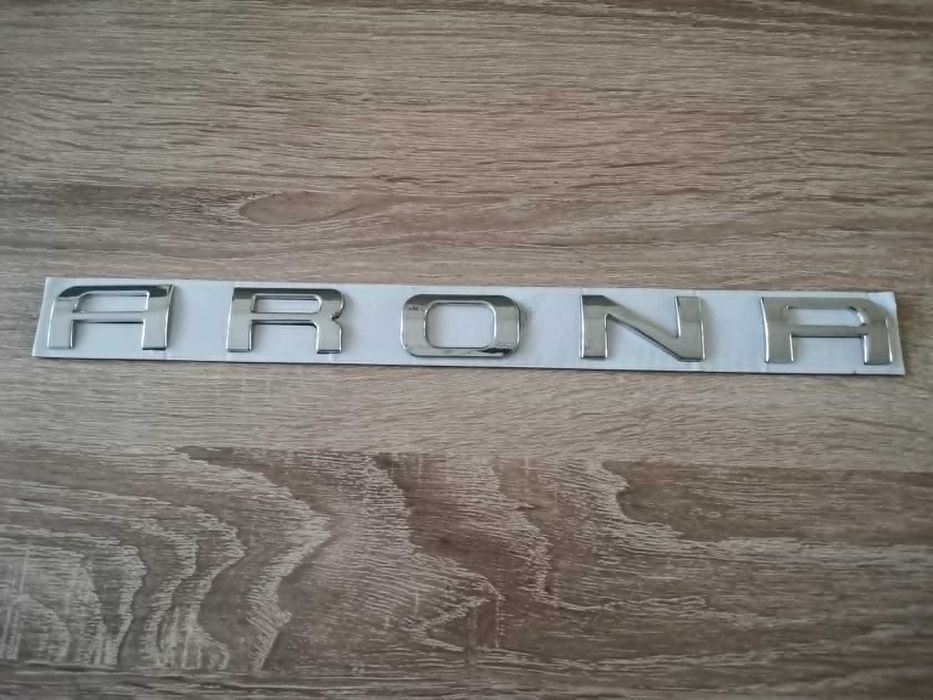 сребрист надпис Seat Arona