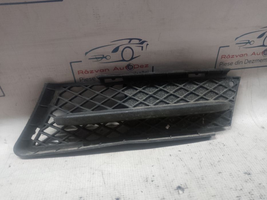 grila proiector stanga bmw 320 e90 2009