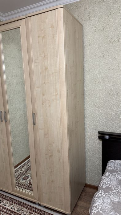 Продается трехдверный шкаф с зеркалом
