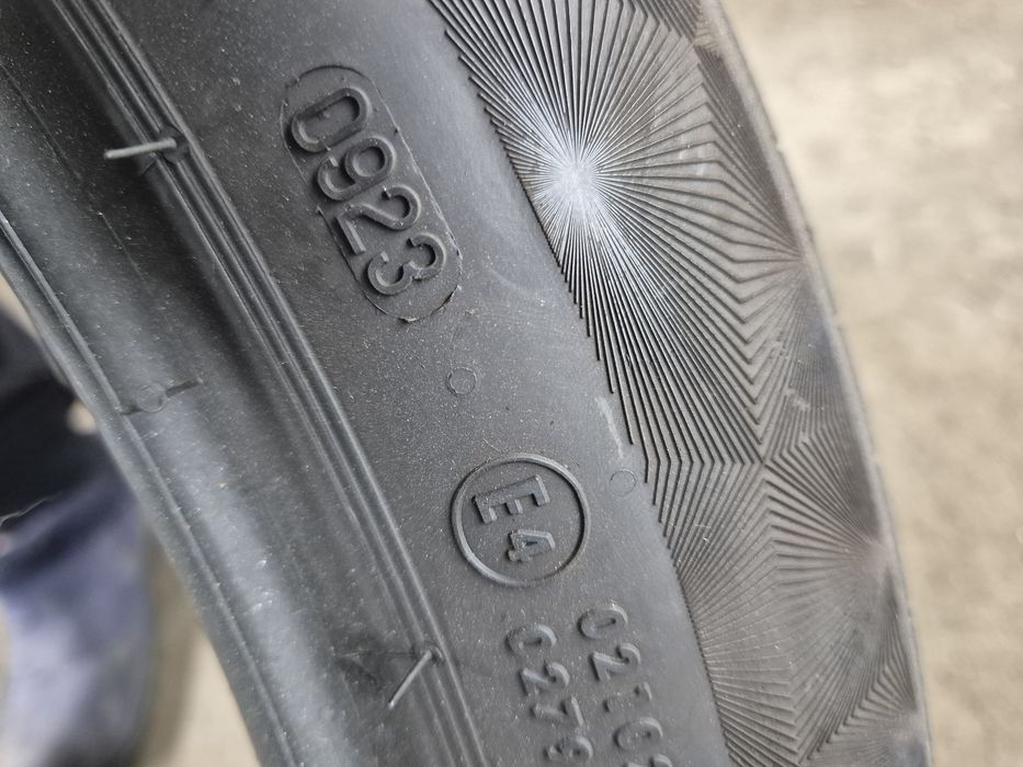 275/40R21 Continental