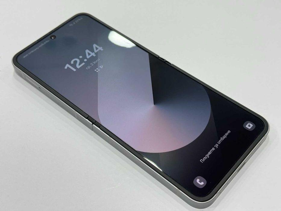Телефон - Samsung Galaxy Z Flip6 / 256GB