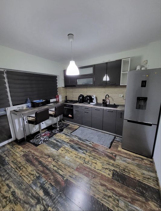 Închiriez apartament 3 camere