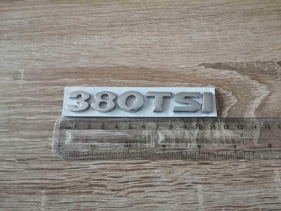сребриста емблема Volkswagen 380 TSI