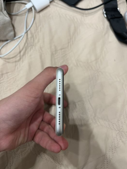 Ipnone 11 64gd white
