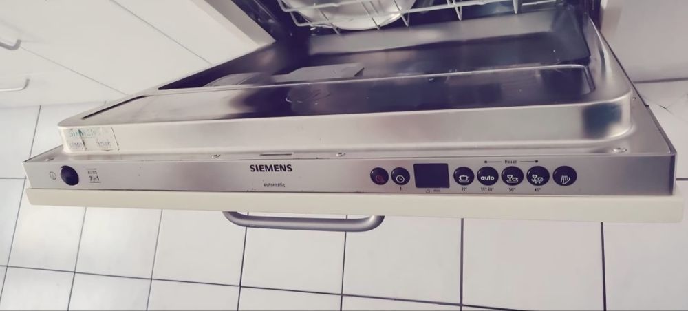 Bucătărie completă cu electrocasnice încorporate Siemens & AEG – 310 x 280 cm