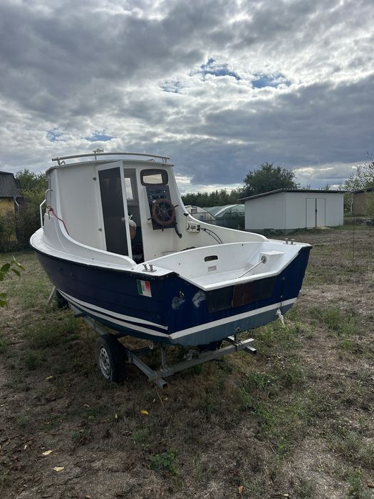 Лодка с двигател