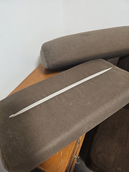 vand doua perne pentru canapea .