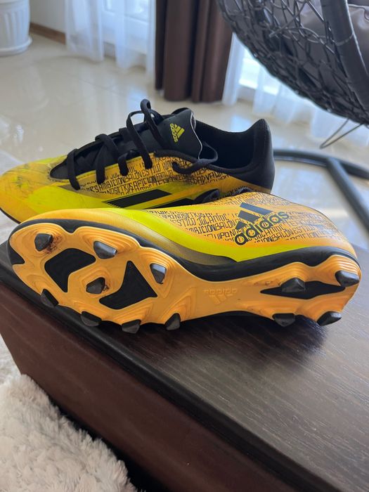 Детски футболни обувки