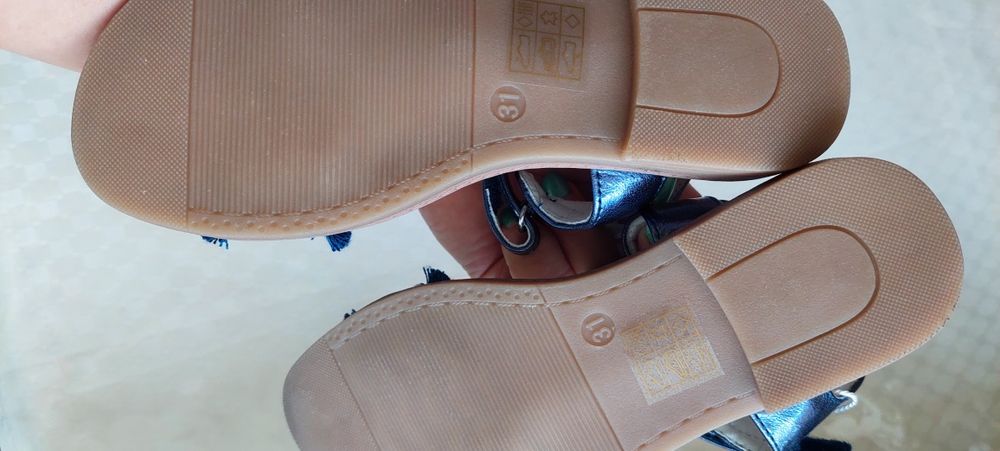 Сандалии на девочку 6-7 лет