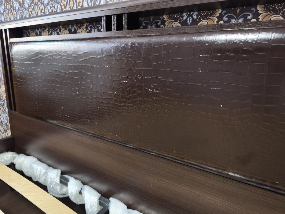 Кровать с матрасом двухспальная.