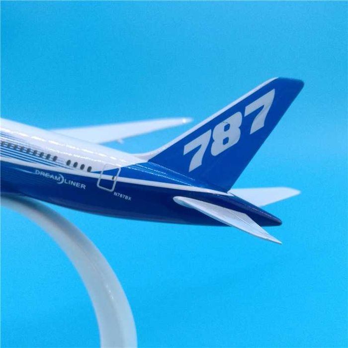 Модель самолета Boeing 787 Dreamliner