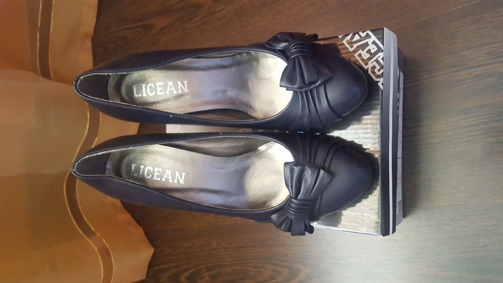 Pantofi bleumarin cu toc cui, noi