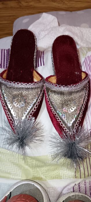 Продам безрукавку и шлепки.