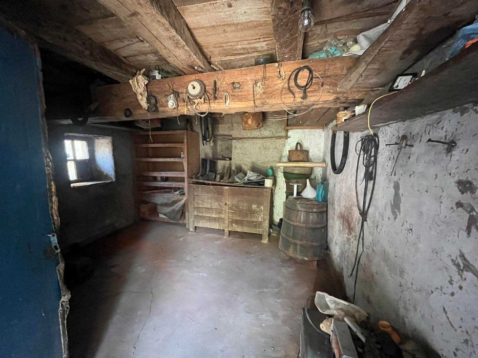 Къща с голям двор и постройки - №16897