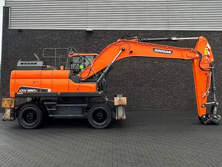 Колесный экскаватор Doosan DX190W-5