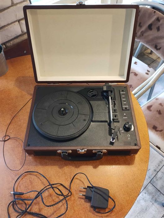 Грамофон, презапис от него на

флашка
, блутут.Изход към усилвател.