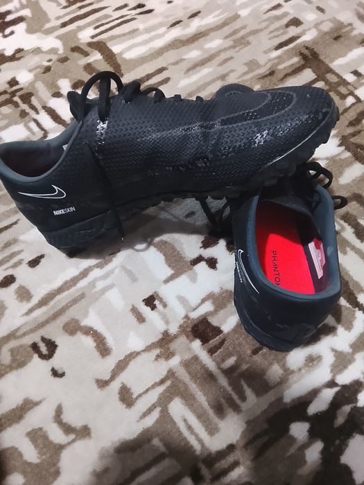 Vând papuci de fotbal Nike pe negru mărimea 41