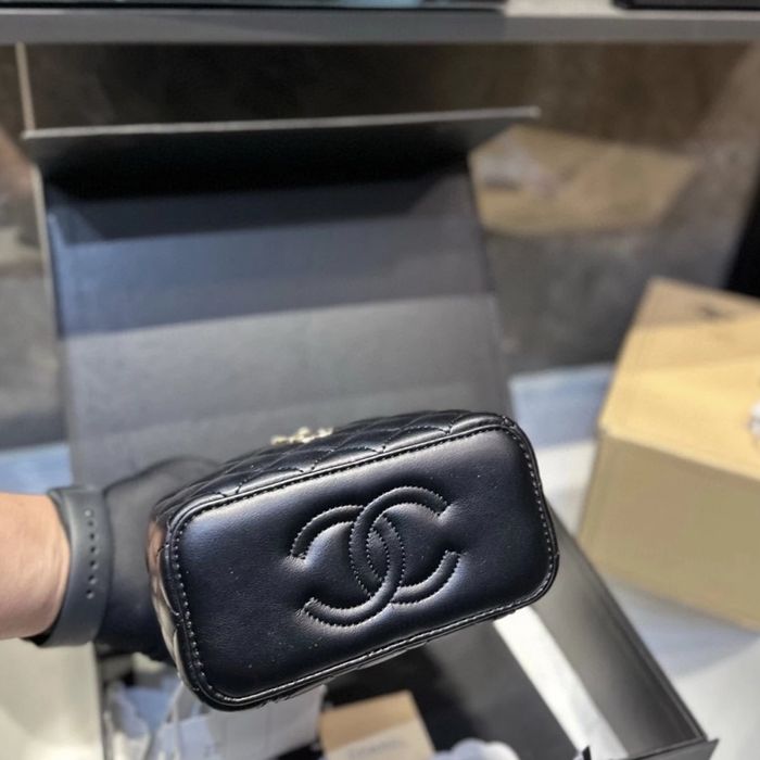 Отделни чанти Chanel и Prada