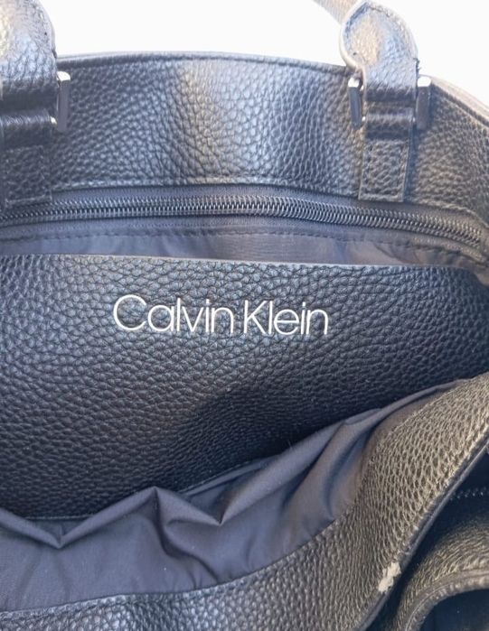Vând geantă damă Calvin Klein.