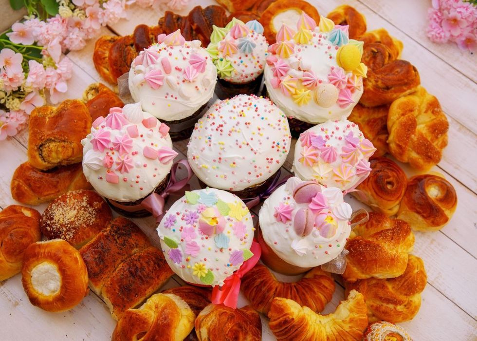 Домашняя выпечка хаит и пасха.   Булочки  , Рулеты  ,куличи  , чак чак