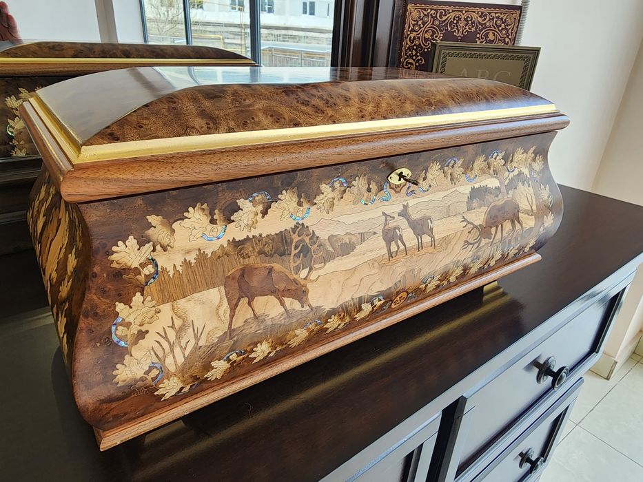 Шкатулка из дерева