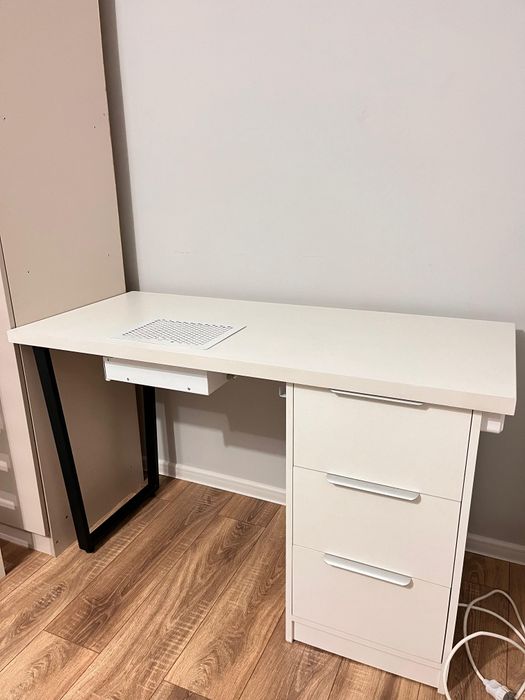 Белый маникюрный стол